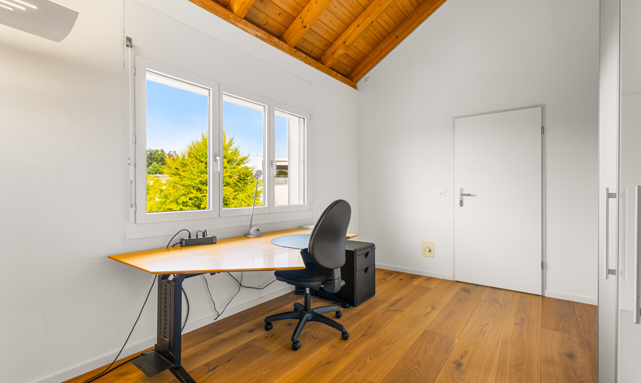 büro mit day time, wood ceiling, holzdecke, vaulted ceiling, und dachschräge