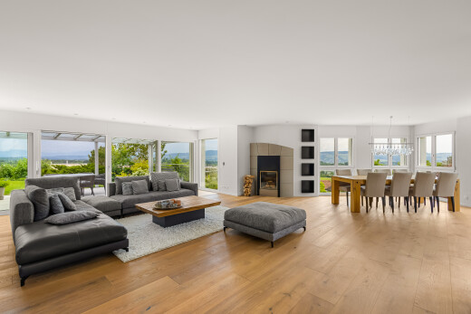 salon / salle à manger avec inside property, sol en finition bois, wood finish floor, lumière naturelle, et natural light