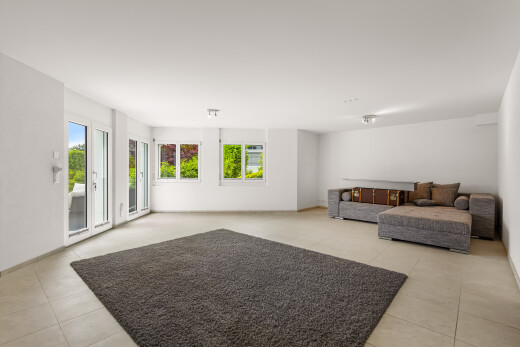 salon avec sol en carrelage, tile floor, lumière naturelle, natural light, et inside property