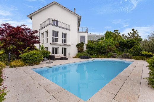piscine avec terrasse, espace de vie extérieur, piscine, day time, et property visible