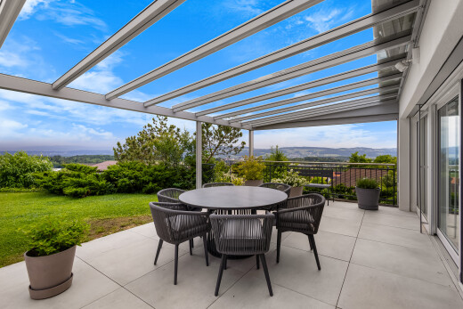 terrasse avec pergola, from property, coin repas extérieur, pelouse, et day time