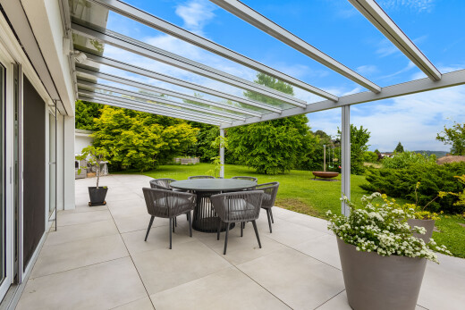 terrasse avec pergola, coin repas extérieur, pelouse, from property, et terrasse