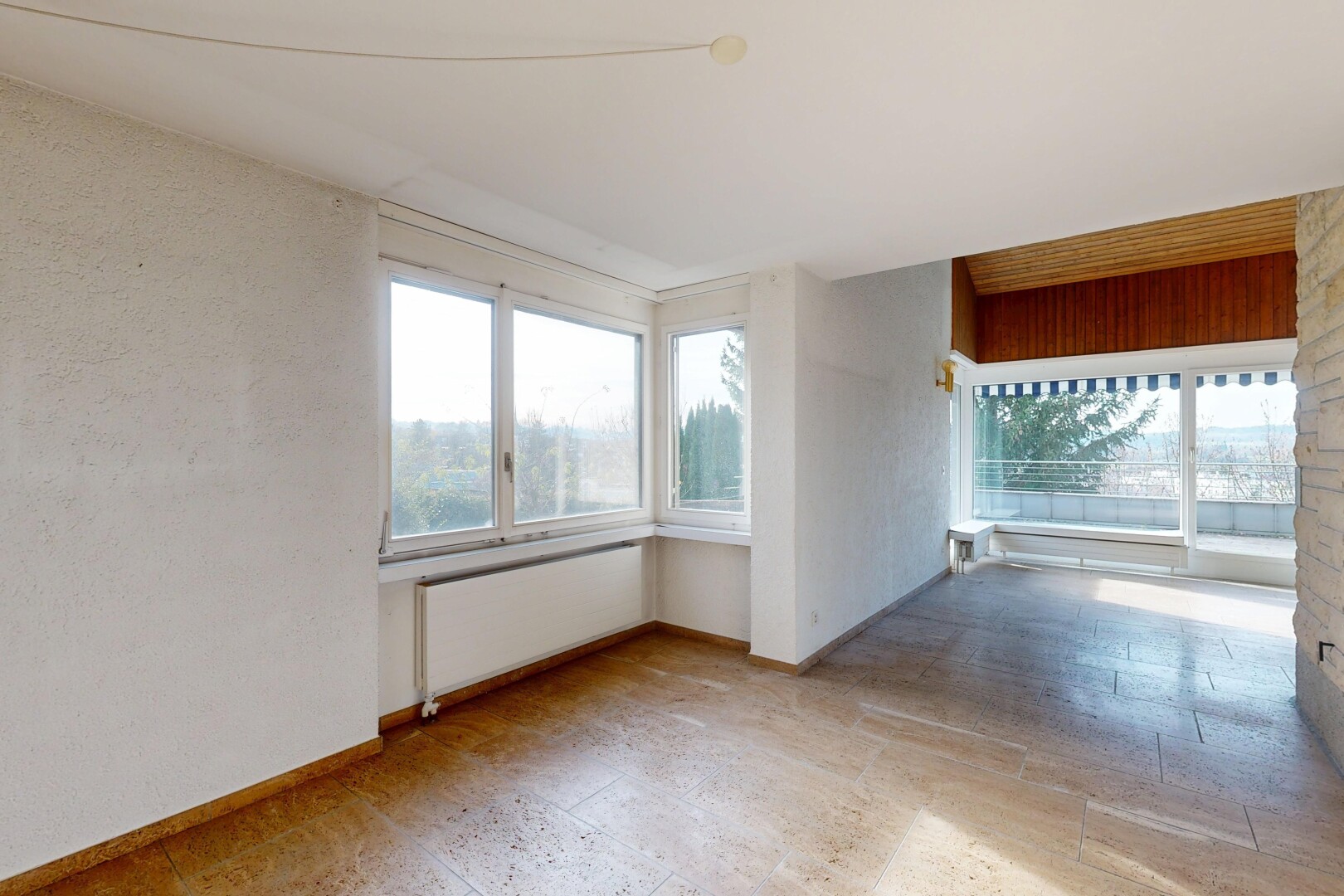 pièce vide avec radiateur, inside property, lumière naturelle, natural light, et plinthes murales