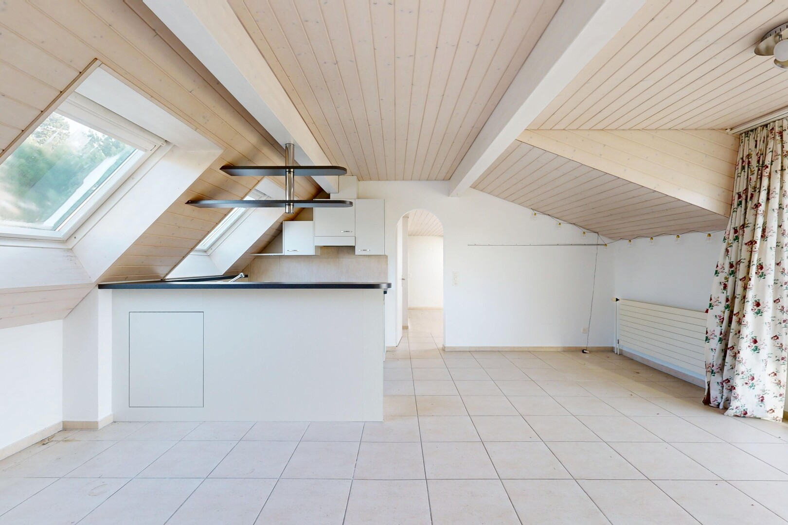 pièce vide avec plafond voûté, vaulted ceiling, inside property, plafond à poutres, et beamed ceiling