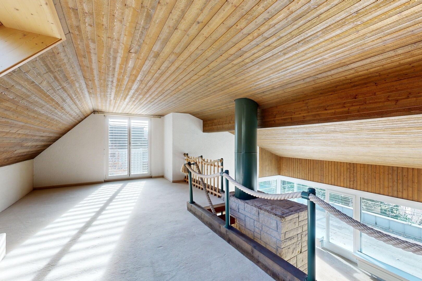 pièce vide avec lumière naturelle, natural light, plafond en bois, wood ceiling, et inside property