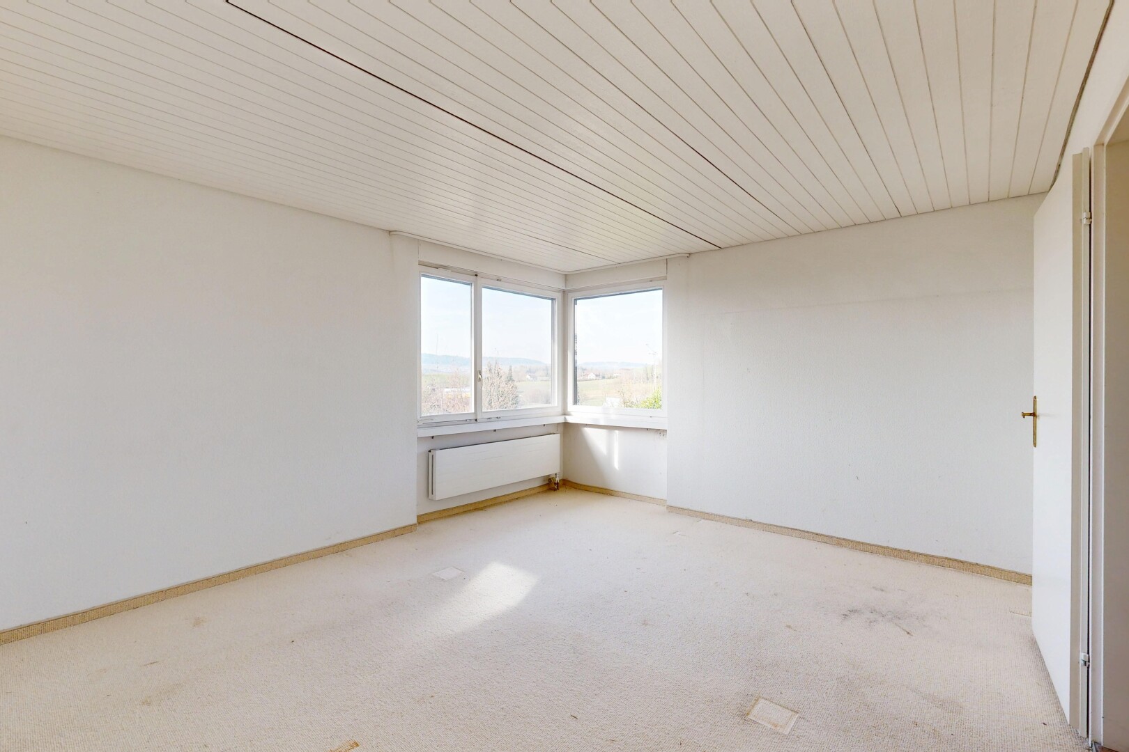 pièce vide avec cloison sèche, drywall, lumière naturelle, natural light, et plafond en bois