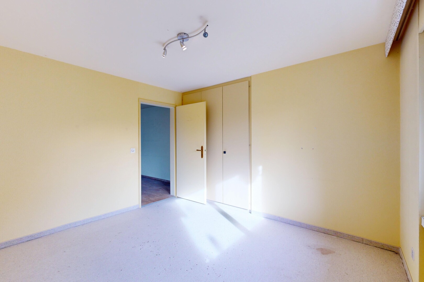 pièce vide avec cloison sèche, drywall, inside property, plinthes murales, et baseboards wall