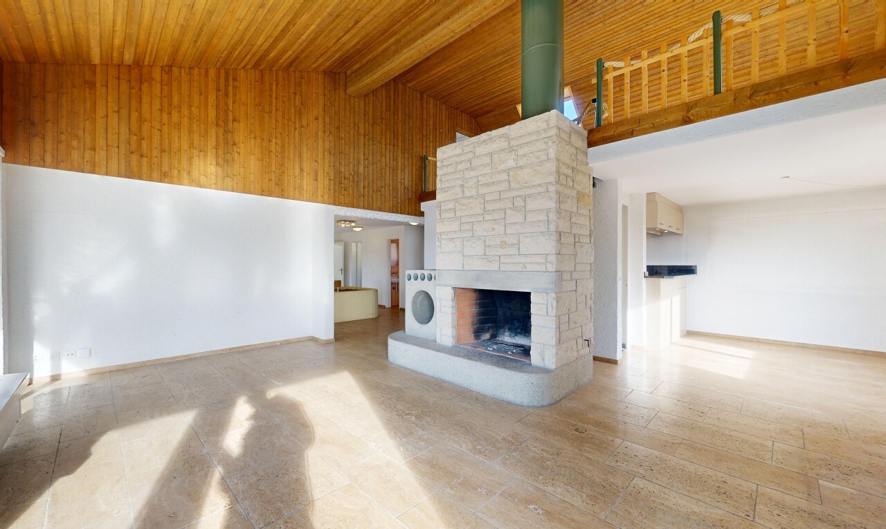 salon avec plafond à poutres, beamed ceiling, cheminée, inside property, et cloison sèche