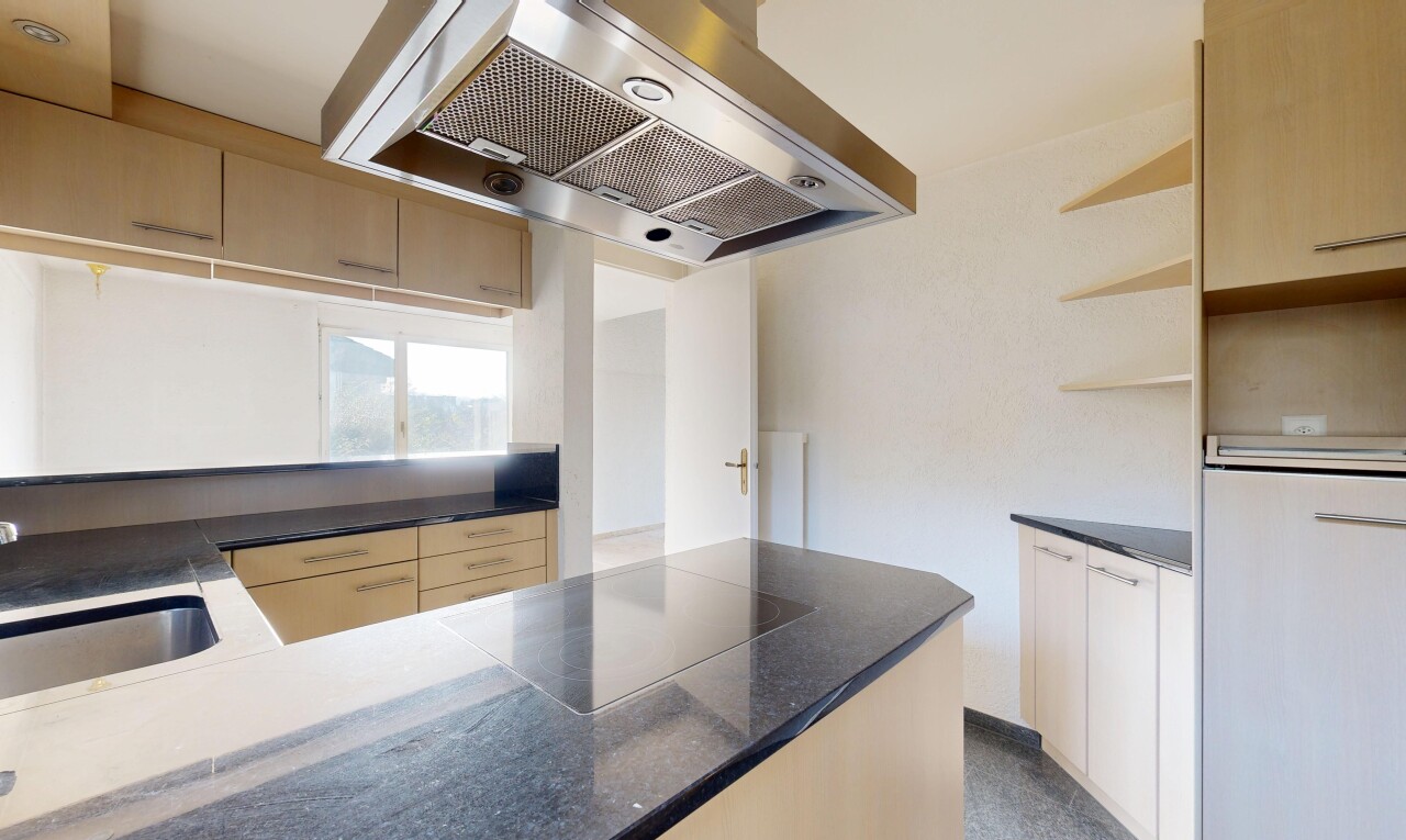cuisine avec hotte, lumière naturelle, natural light, étagères ouvertes, et cloison sèche