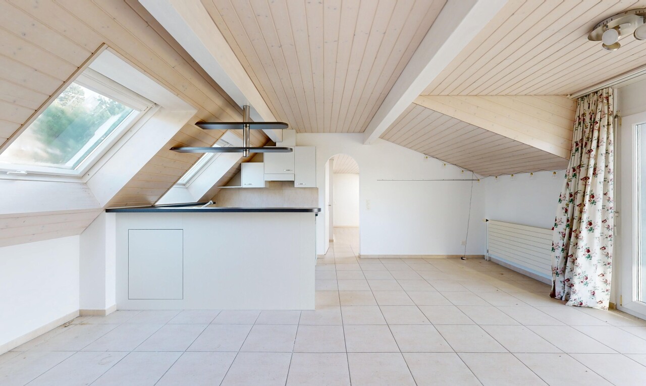 pièce vide avec plafond voûté, vaulted ceiling, inside property, plafond à poutres, et beamed ceiling