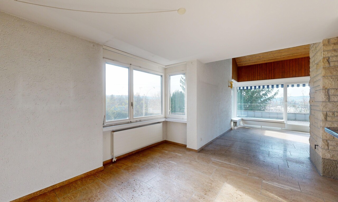 pièce vide avec radiateur, inside property, lumière naturelle, natural light, et plinthes murales