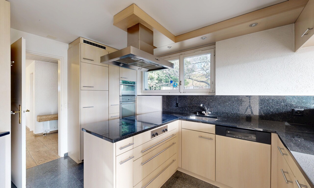 cuisine avec hotte, lumière naturelle, natural light, lave-vaisselle, et inside property
