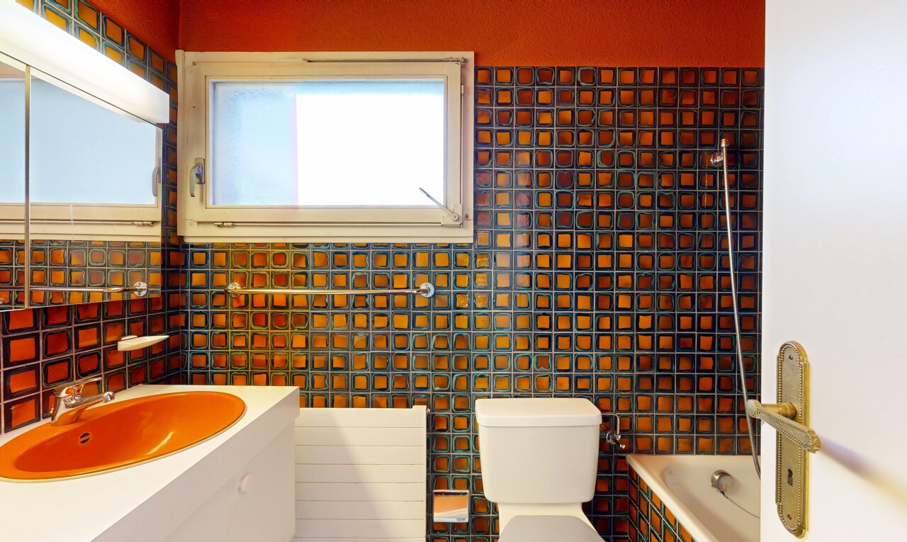 salle de bains avec bain, lumière naturelle, natural light, salle de bain complète, et évier