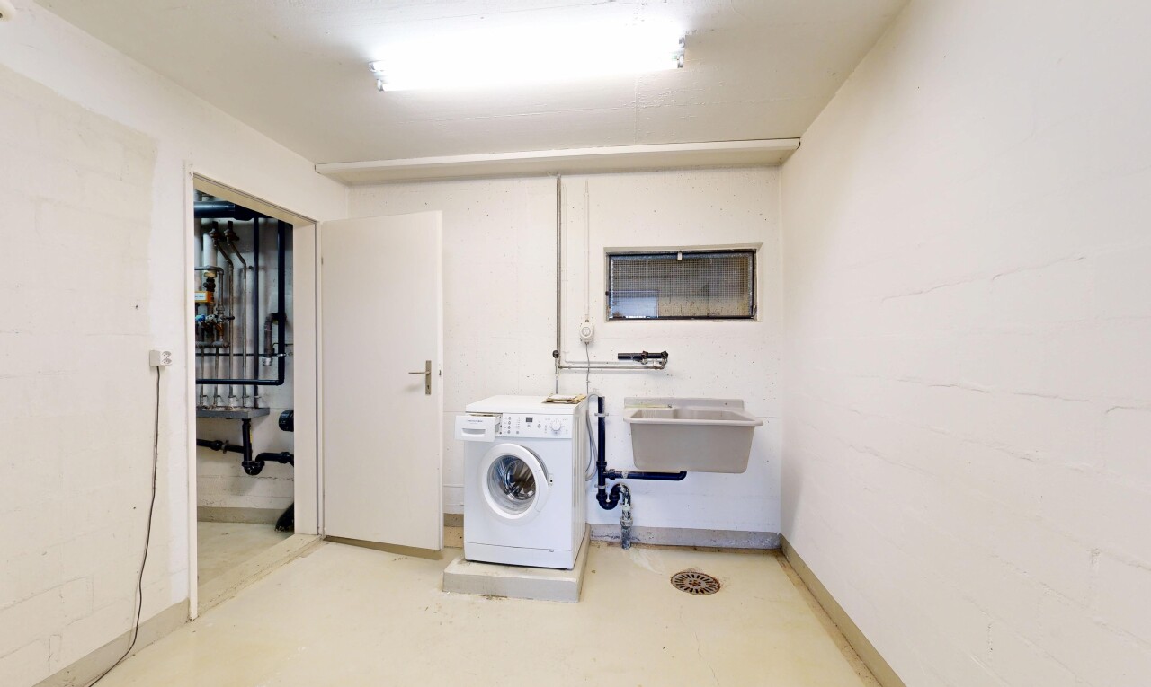 buanderie avec buanderie, lave-linge et sèche-linge, inside property, sol en béton, et concrete floor