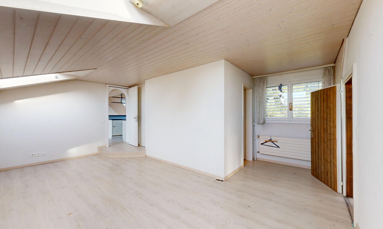 pièce vide avec cloison sèche, drywall, sol en finition bois, wood finish floor, et plafond en bois