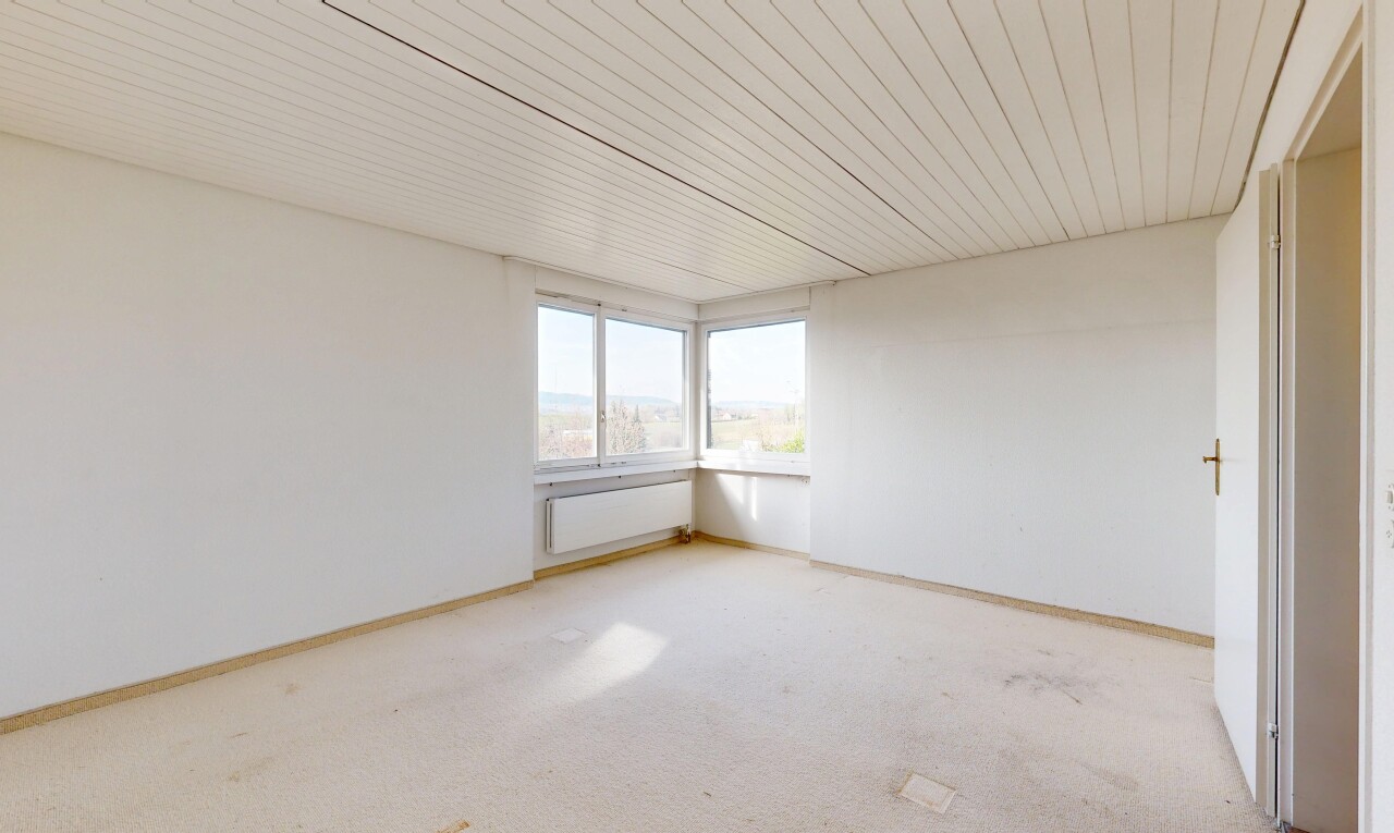 pièce vide avec cloison sèche, drywall, lumière naturelle, natural light, et plafond en bois