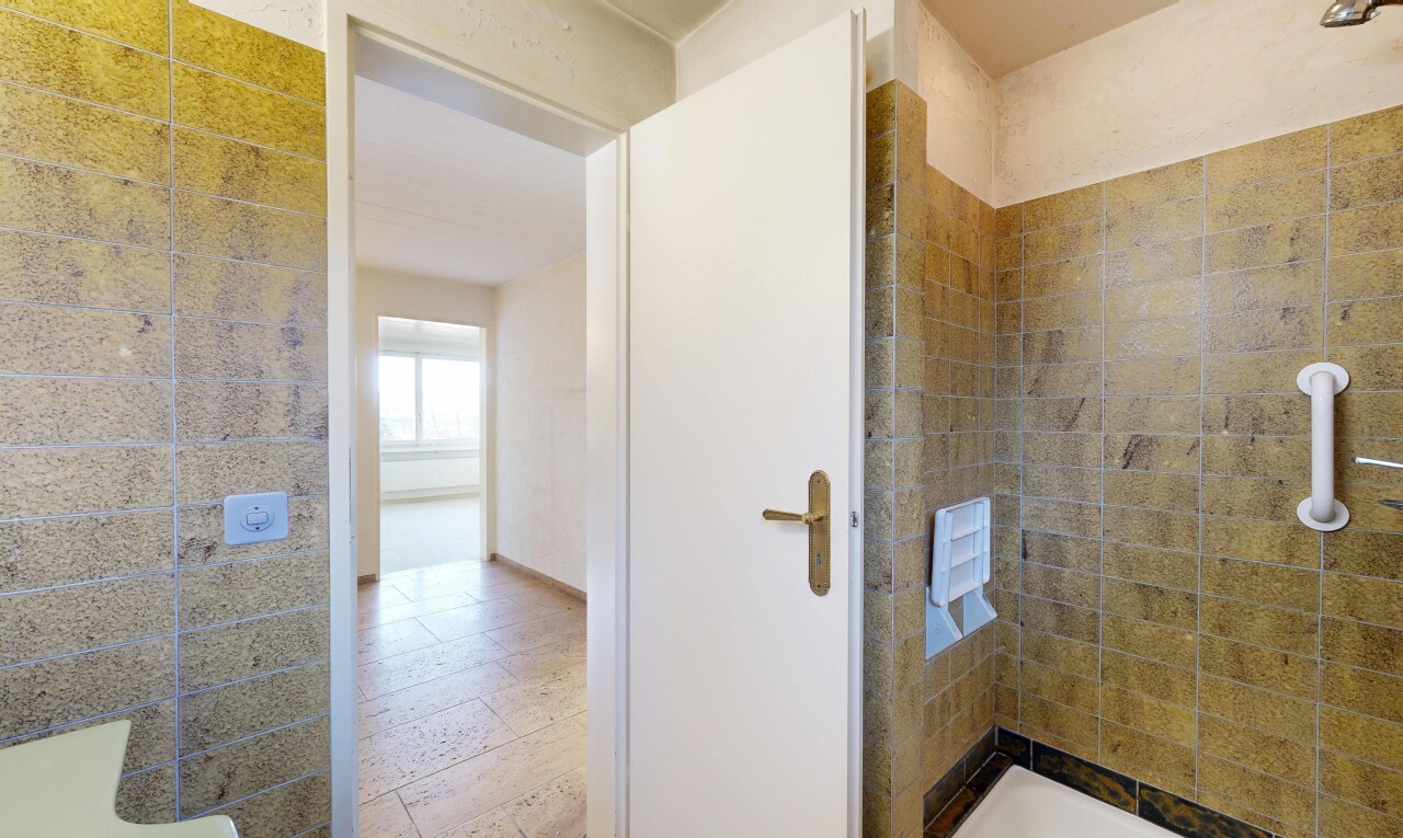 salle de bains avec salle de bain complète, inside property, douche, bain, et lumière naturelle