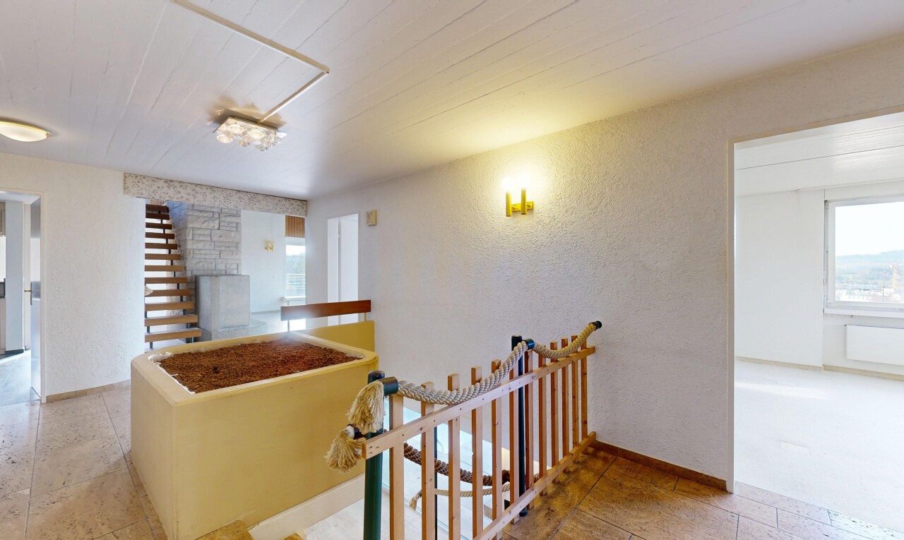 escaliers avec plafond en bois, wood ceiling, mur texturé, textured wall, et inside property