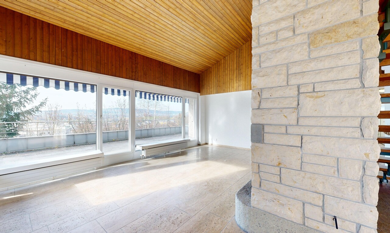 pièce vide avec inside property, lumière naturelle, natural light, plafond voûté, et vaulted ceiling
