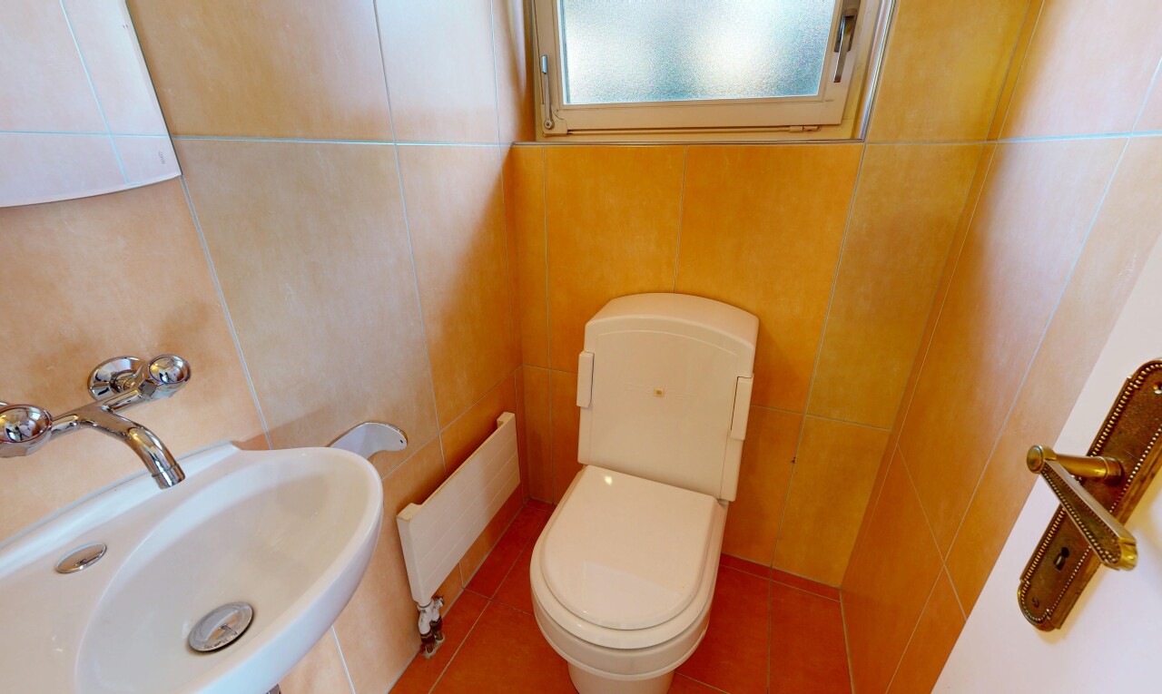 salle de bains avec toilette, inside property, évier, sol en carrelage, et tile floor