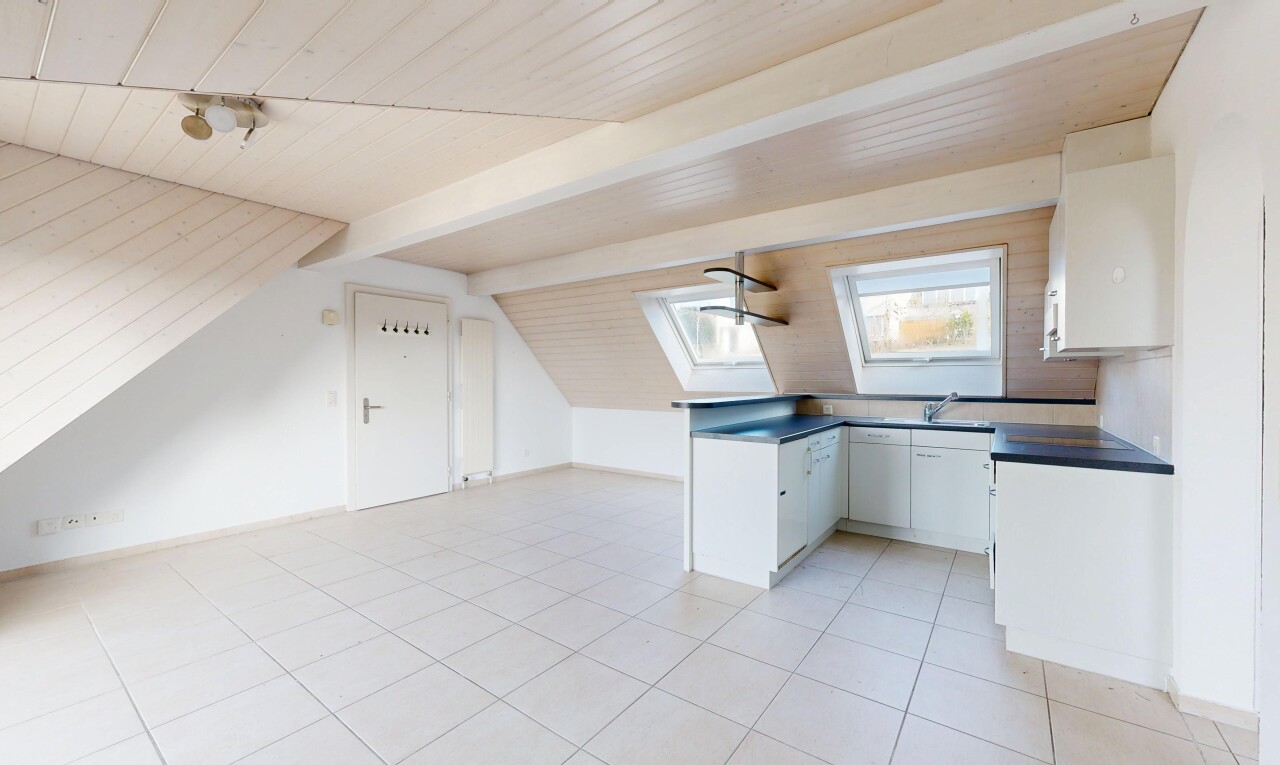 cuisine avec plans de travail, armoires blanches, plafond bas, low ceiling, et plafond à poutres