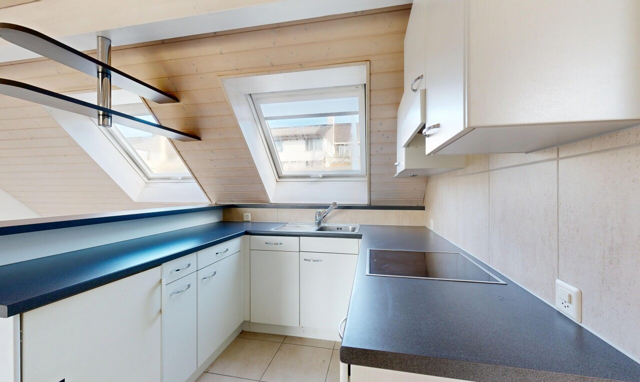 cuisine avec armoires blanches, plans de travail, inside property, sol en carrelage, et tile floor