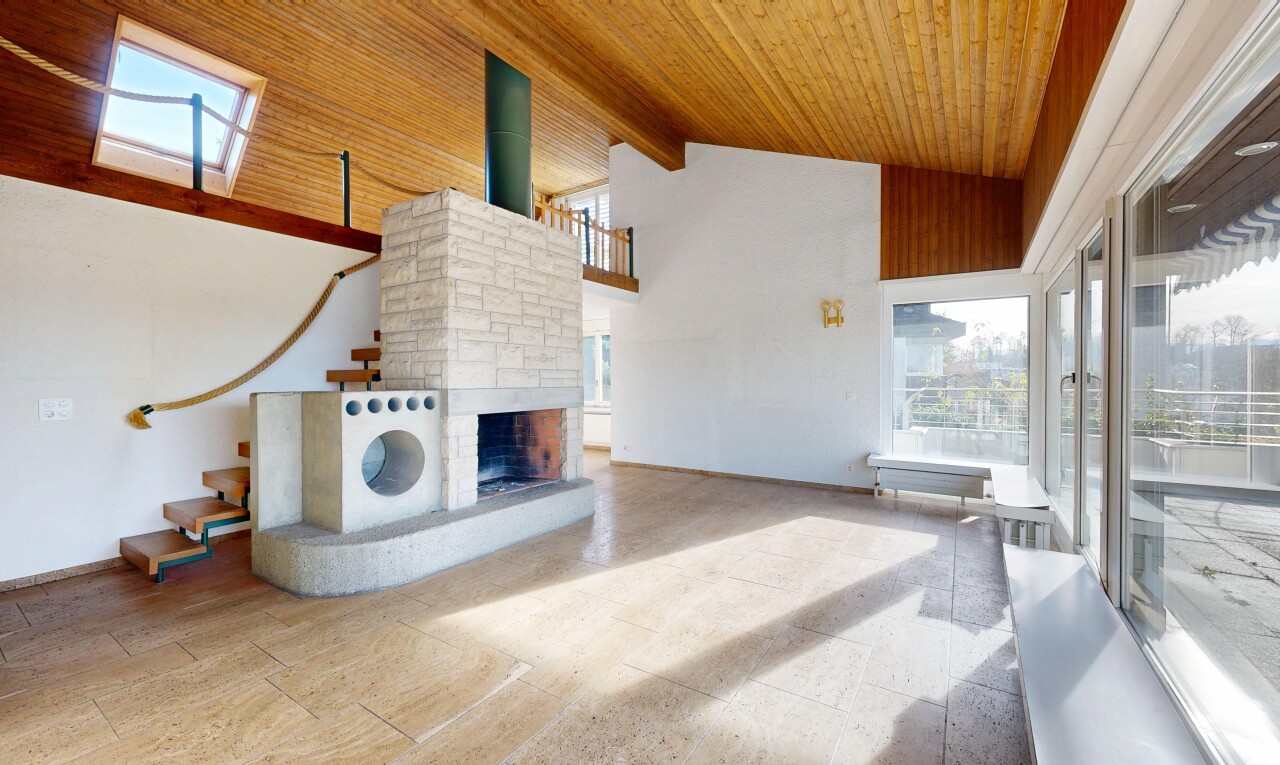 salon avec lumière naturelle, natural light, plafond en bois, wood ceiling, et plafond à poutres