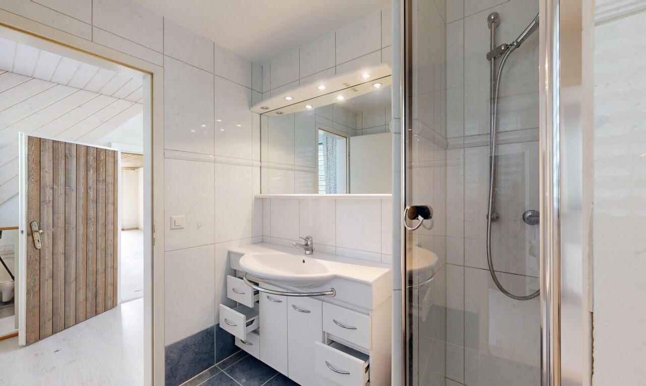 salle de bains avec lavabo (ou coiffeuse selon le contexte), mur en carrelage, tile wall, miroir, et salle de bain complète