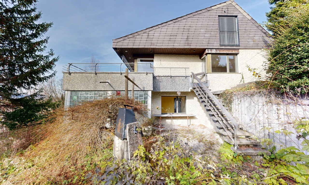 façade avec property visible, bardage en stuc, escaliers, day time, et balcon
