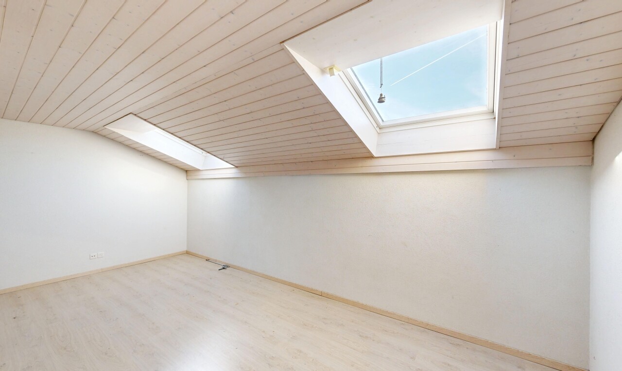 pièce vide avec cloison sèche, drywall, sol en finition bois, wood finish floor, et puits de lumière