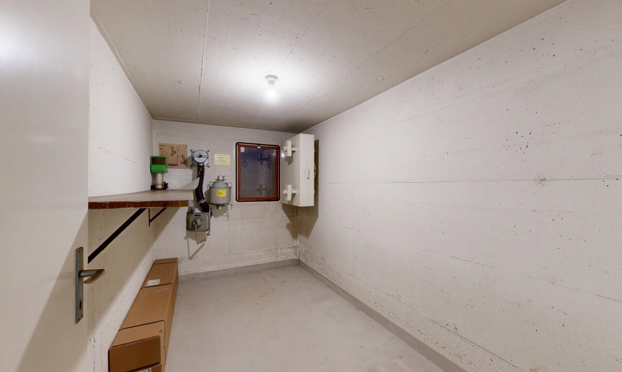 couloir avec sous-sol, inside property, chauffe-eau, sol en béton, et concrete floor