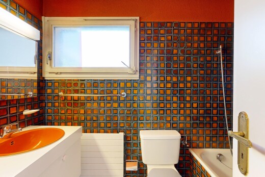 salle de bains avec bain, lumière naturelle, natural light, salle de bain complète, et évier