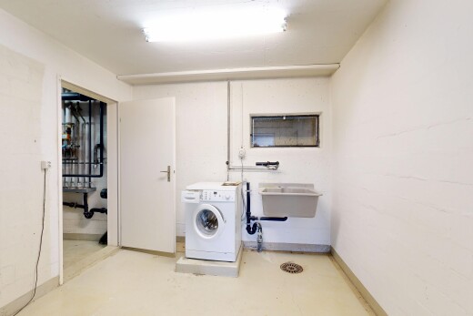 buanderie avec buanderie, lave-linge et sèche-linge, inside property, sol en béton, et concrete floor