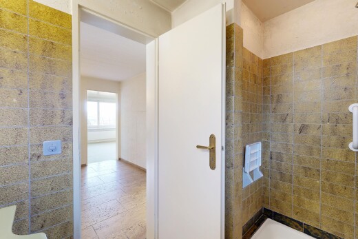 salle de bains avec salle de bain complète, inside property, douche, bain, et lumière naturelle