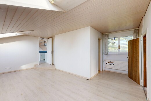 pièce vide avec cloison sèche, drywall, sol en finition bois, wood finish floor, et plafond en bois