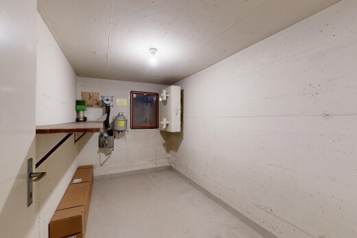 couloir avec sous-sol, inside property, chauffe-eau, sol en béton, et concrete floor