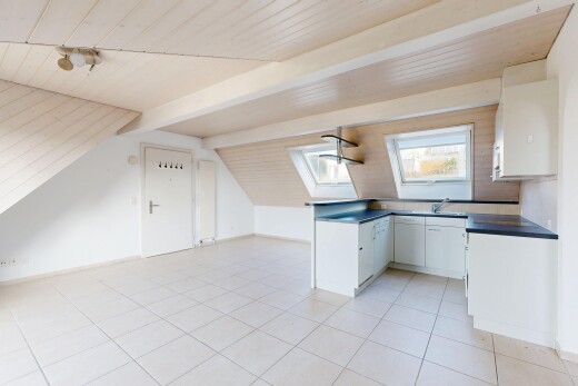 cuisine avec plans de travail, armoires blanches, plafond bas, low ceiling, et plafond à poutres