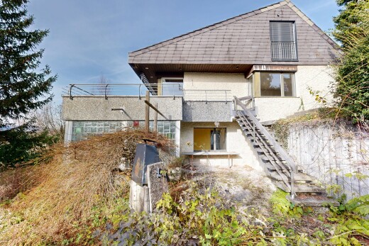 façade avec property visible, bardage en stuc, escaliers, day time, et balcon