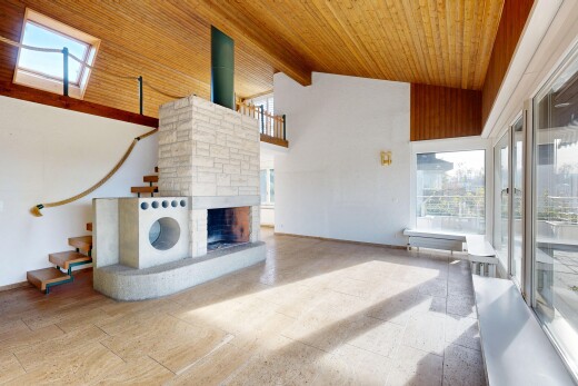 salon avec lumière naturelle, natural light, plafond en bois, wood ceiling, et plafond à poutres