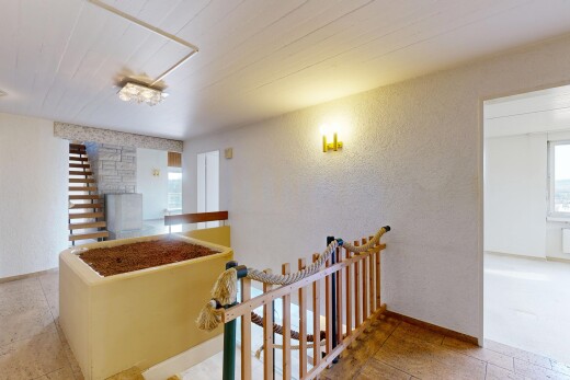 escaliers avec plafond en bois, wood ceiling, mur texturé, textured wall, et inside property