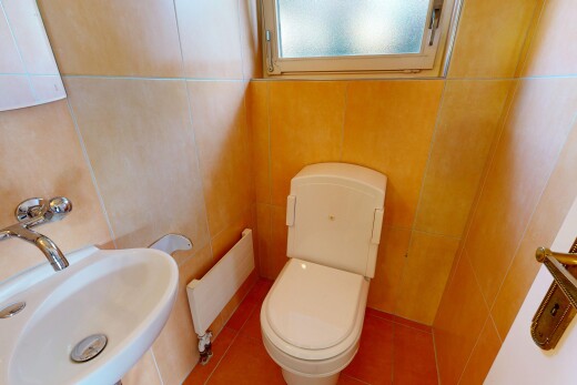 salle de bains avec toilette, inside property, évier, sol en carrelage, et tile floor