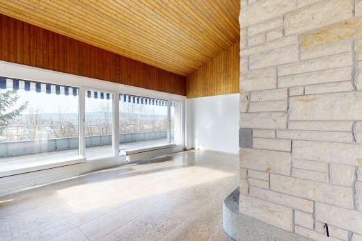 pièce vide avec inside property, lumière naturelle, natural light, plafond voûté, et vaulted ceiling