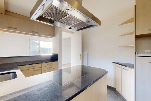 cuisine avec hotte, lumière naturelle, natural light, étagères ouvertes, et cloison sèche