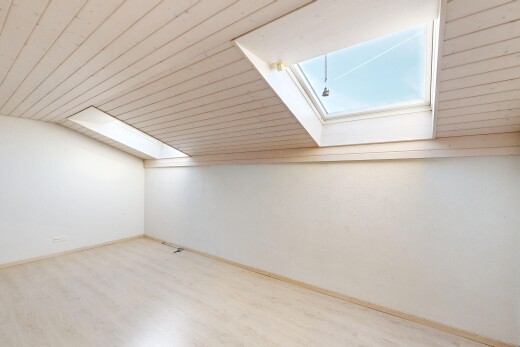 pièce vide avec cloison sèche, drywall, sol en finition bois, wood finish floor, et puits de lumière