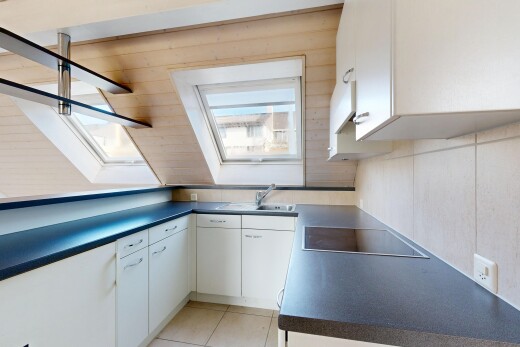 cuisine avec armoires blanches, plans de travail, inside property, sol en carrelage, et tile floor