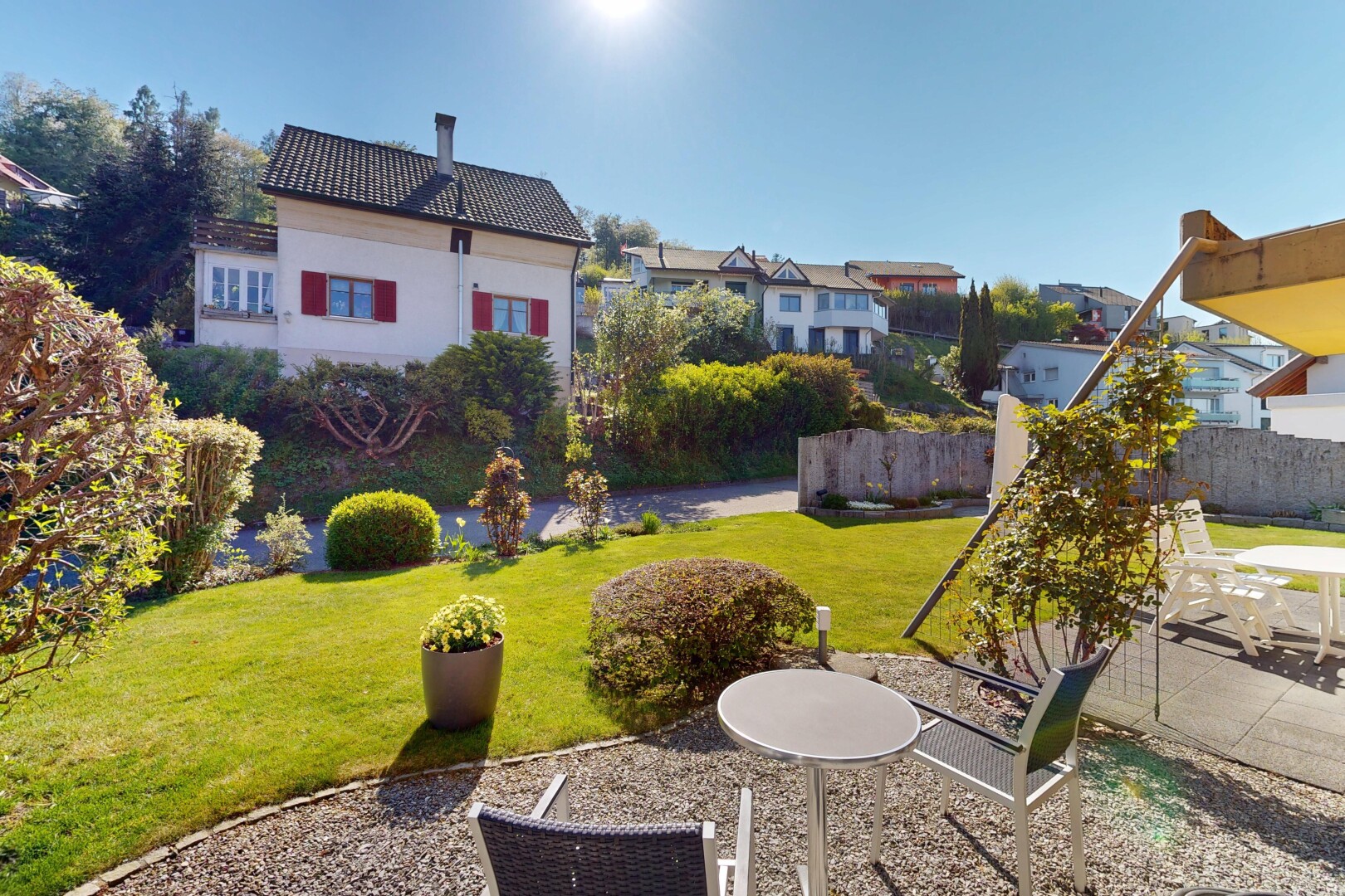 garten mit rasen, day time, from property, zaun, und residential view