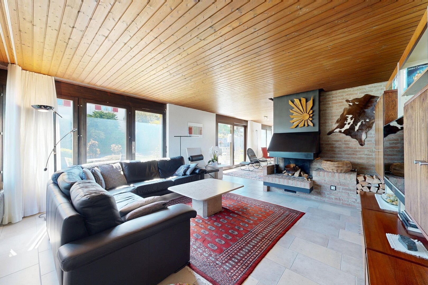wohnzimmer mit inside property, natürliches licht, natural light, holzdecke, und wood ceiling