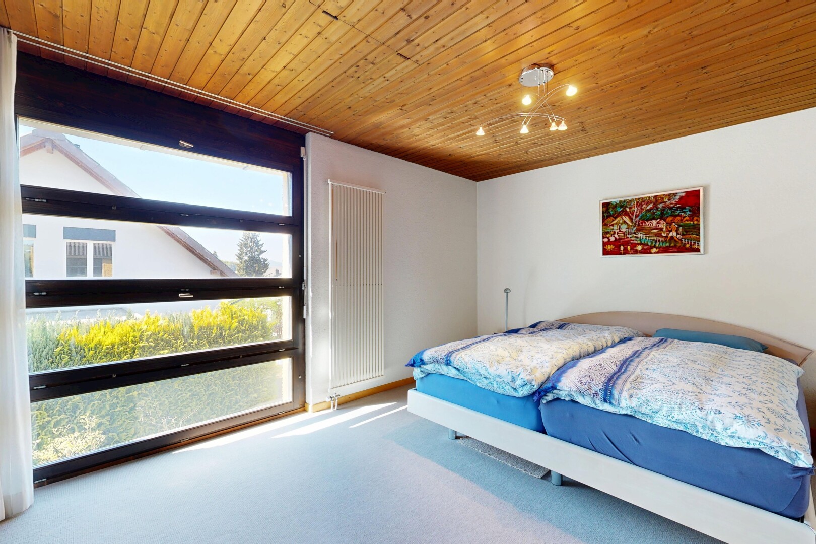 zimmer / schlafzimmer mit natürliches licht, natural light, gipskartonwand, drywall, und inside property