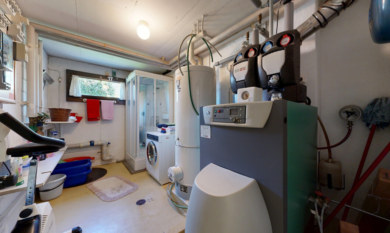 wäschekammer mit wäscherei, wasserkocher, inside property, tumbler, und concrete floor
