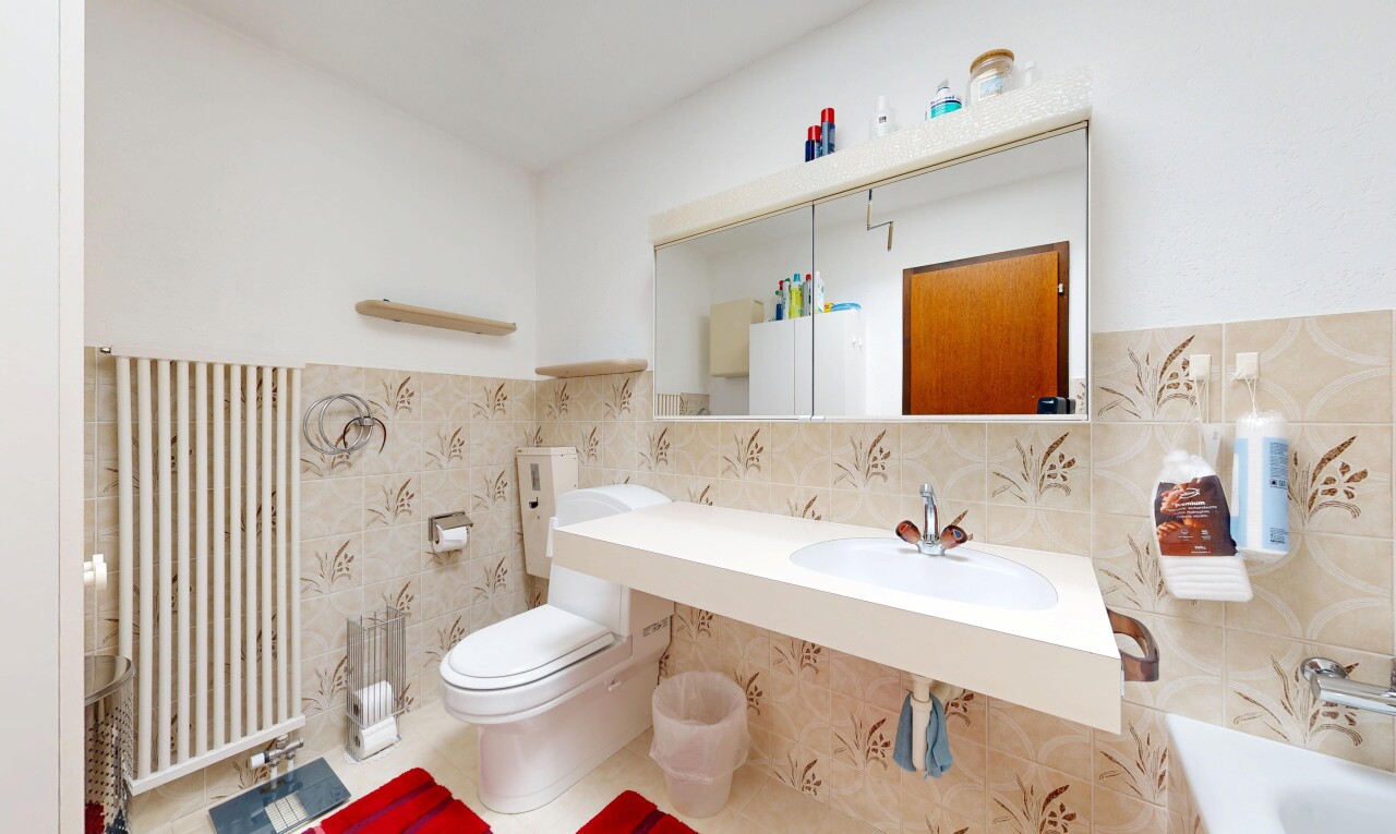 bad mit komplettes badezimmer, tile wall, fliesenwand, inside property, und waschbecken